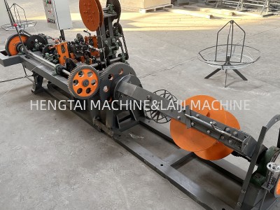 Double-strand barbed wire making machine