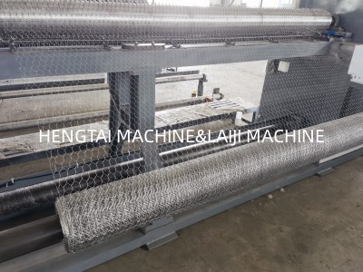 Positive and negative twisting hexagonal mesh weaving machine