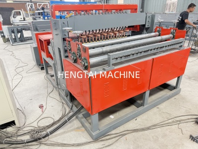 Machine pour la production de filets d'élevage, de cages à poules, de cages pour chiens et de filets.