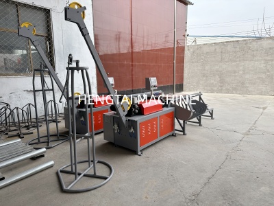 Máquina enderezadora y cortadora de alambre: Para la fabricación de barras de acero rectas.